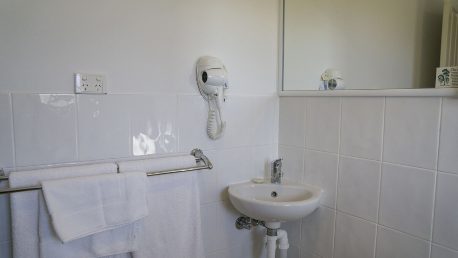 Bathroom 3, Tenterfield Tavern and Motor Inn, Tenterfield