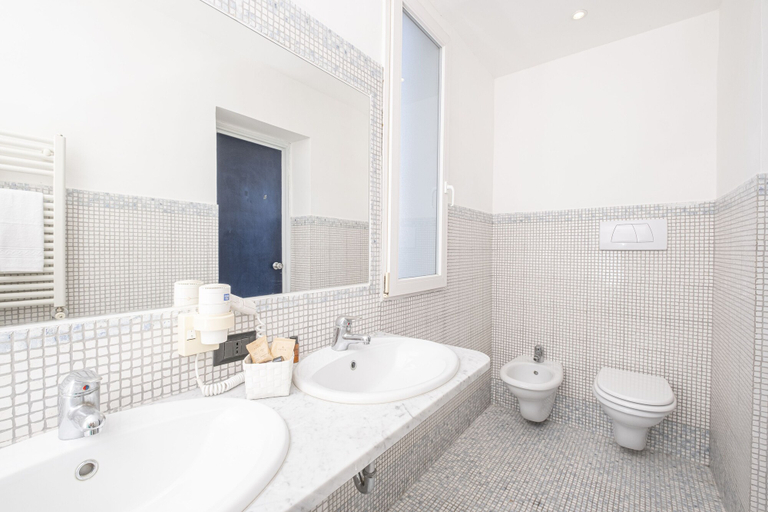 Bathroom 4, Del Sole Hotel, Rome