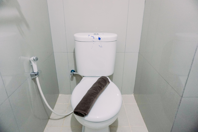 Bathroom 3, Comfortable and Cozy Stay Studio Baileys Apartment By Travelio, South Tangerang