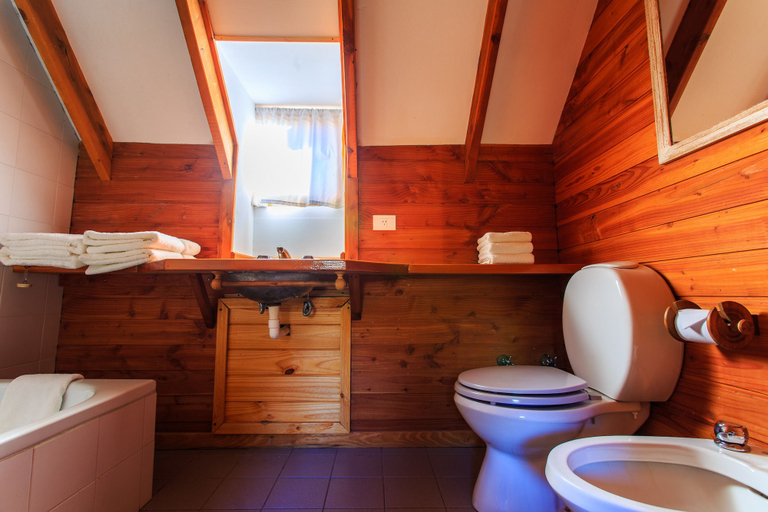 Bathroom 3, Faraway, Los Lagos