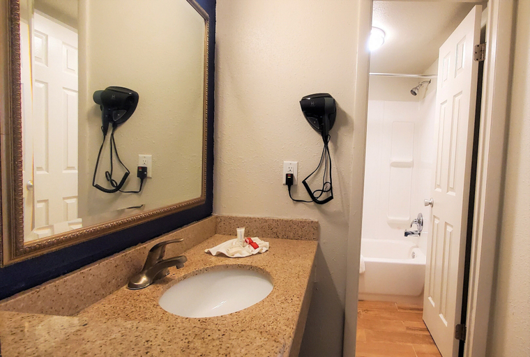 Bathroom 3, Economy 7 Inn, Newport News
