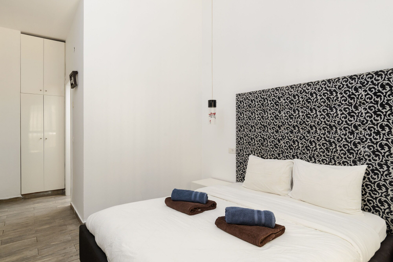 Bedroom 3, Family Apt & Private Garden near Beach by FeelHome