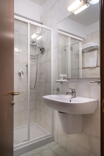 Bathroom 5, Grand Hotel del Parco, L'Aquila