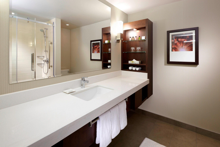 Bathroom 5, Delta Hotels by Marriott Montreal, Montréal