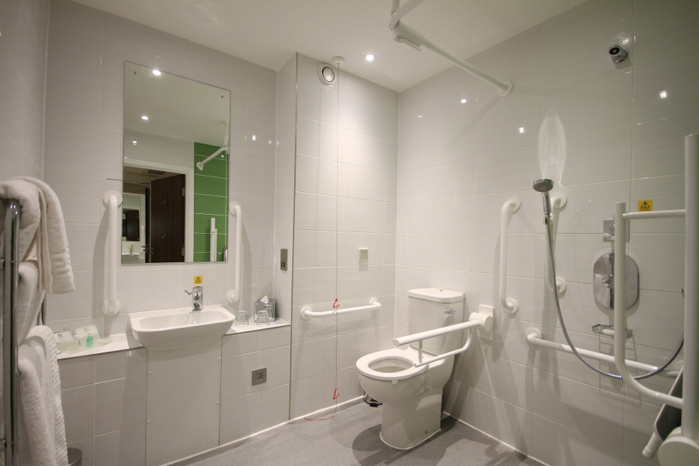 Bathroom 2, Holiday Inn HUNTINGDON - RACECOURSE by IHG, Cambridgeshire