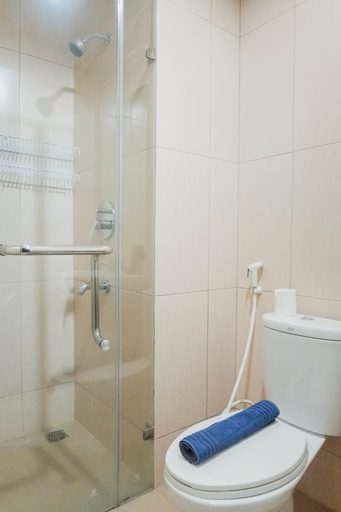 Bathroom 2, Cozy Studio at Tamansari Papilio Apartment, Surabaya