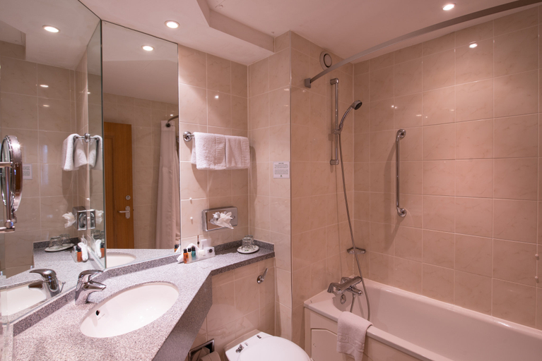 Bathroom 5, Holiday Inn LEAMINGTON SPA - WARWICK by IHG, Warwickshire