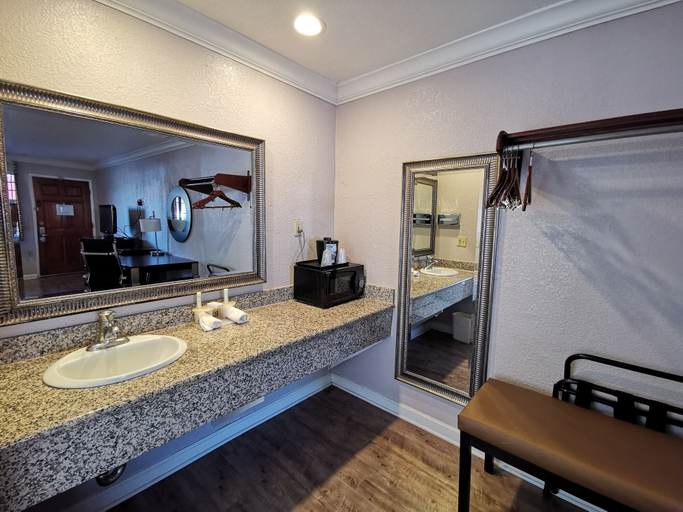 Bathroom 3, Journey Inn, Yolo