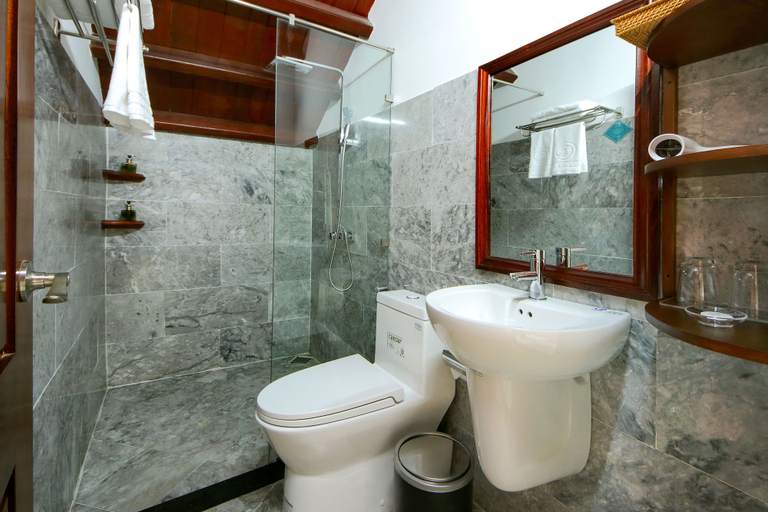 Bathroom 5, Threeway Riverside Villa, Da Nang