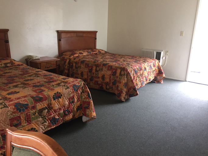 Bedroom 1, Golden Hills Motel, Kern