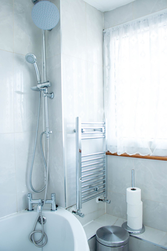 Bathroom 2, Spacious 5-bed House! Tilbury! Free Parking!, Thurrock