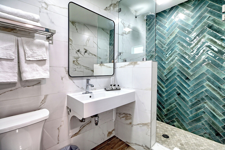 Bathroom 4, White Caps Motel, Ventura