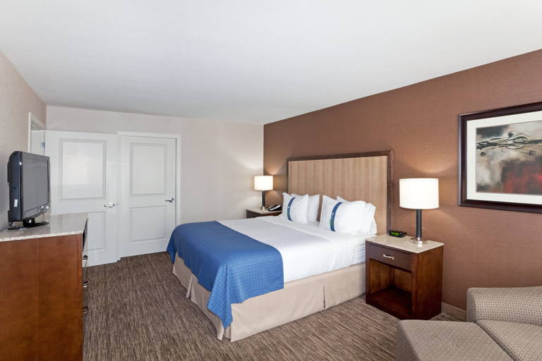 Bedroom 3, Holiday Inn & Suites SURREY EAST - CLOVERDALE by IHG, Greater Vancouver