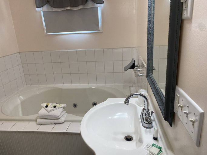 Bathroom 5, The Taber Inne & Suites, New London
