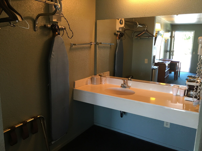 Bathroom 3, Applegate Inn, Merced