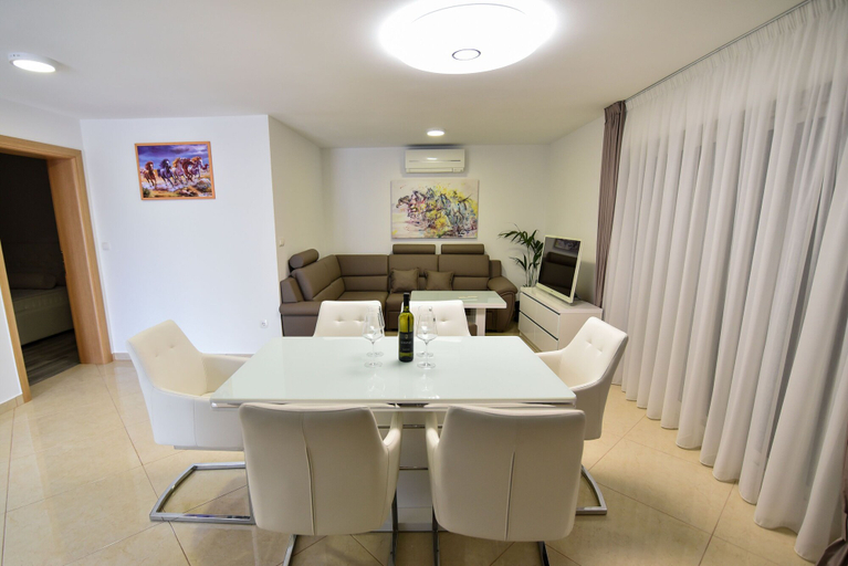 Others 5, Apartments Sana, Vir