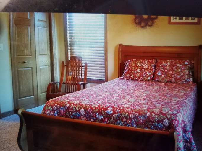 Bedroom, Amish Blessings Cabins, Holmes