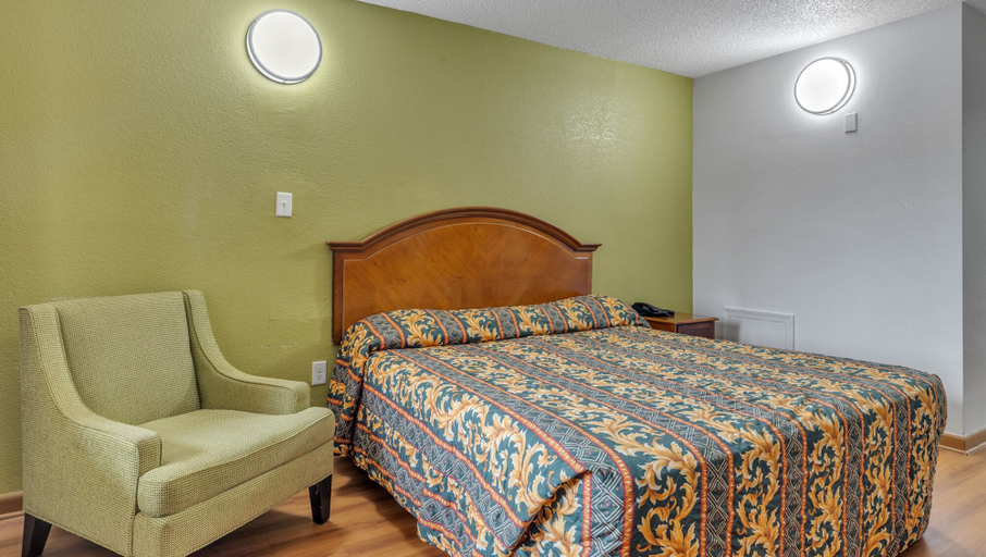 Bedroom 3, Studios and Suites 4 Less Emporia, Greensville