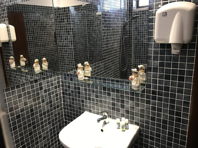 Bathroom 4, Aspa Holiday Apartments, South Aegean