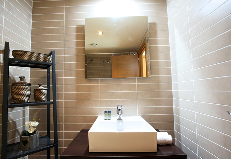 Bathroom 2, Mazi Apartments Downtown, Barcelona
