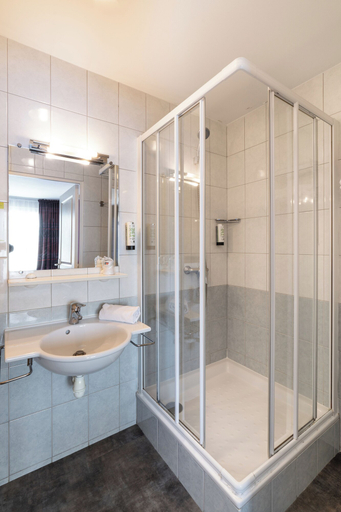 Bathroom 5, Logis Hotel des Ducs, Orne