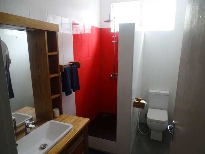 Bathroom 4, La Tonnelle