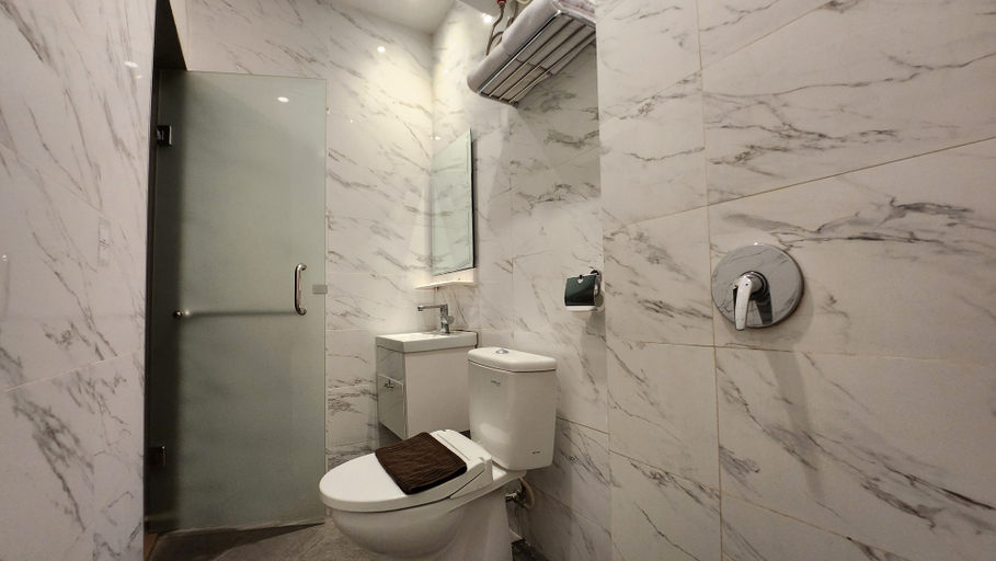 Bathroom 4, The Gloria Suites Grogol, Jakarta Barat