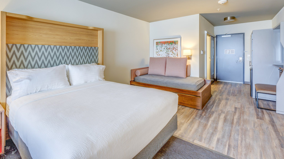 Bedroom 4, Holiday Inn & Suites BELLINGHAM by IHG, Whatcom