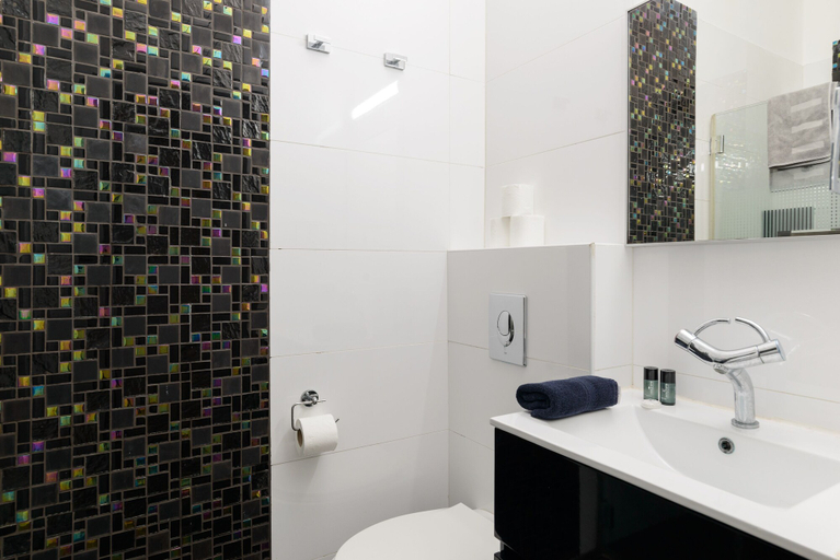 Bathroom 4, Family Apt & Private Garden near Beach by FeelHome