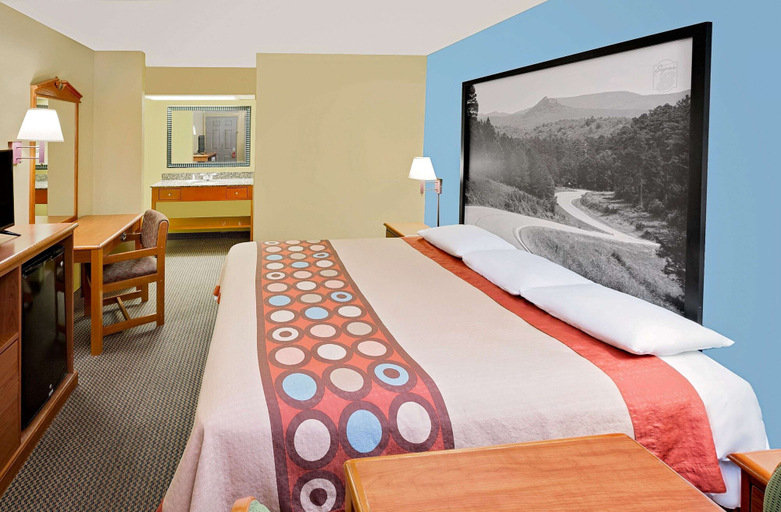 Bedroom 3, Super 8 by Wyndham Hazen, Prairie