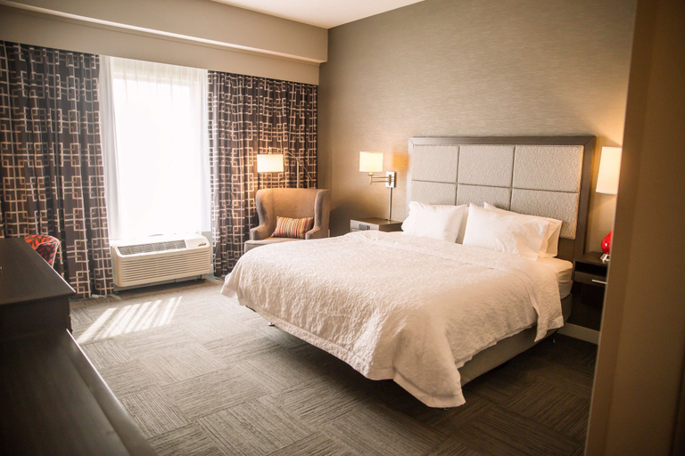 Bedroom 3, Hampton Inn Pontiac, Livingston