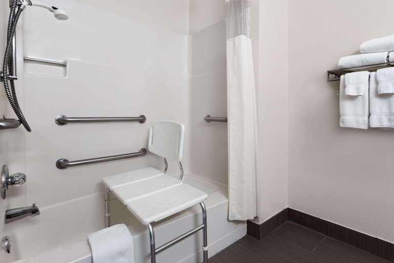 Bathroom 4, Baymont by Wyndham Waterloo, Black Hawk