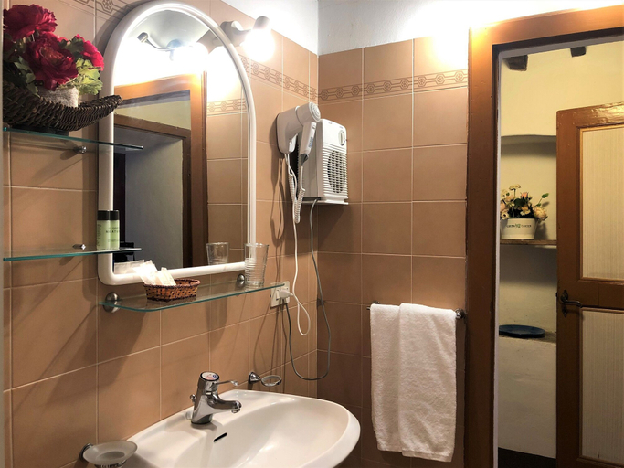 Bathroom 4, Cenerentola Apartments, Siena