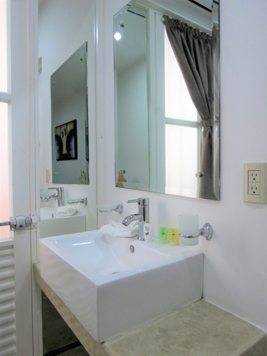 Bathroom 4, Hotel del Arte y Figura, León