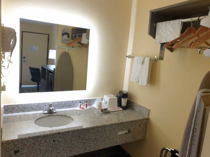 Bathroom 4, Days Inn by Wyndham Cleveland TN, Bradley