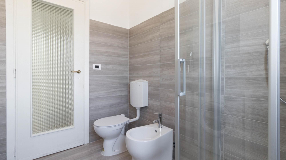 Bathroom 5, Sant Erasmo 3 - 37, Imperia