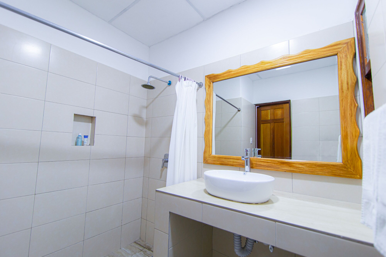Bathroom 4, Hotel Santana, Flores