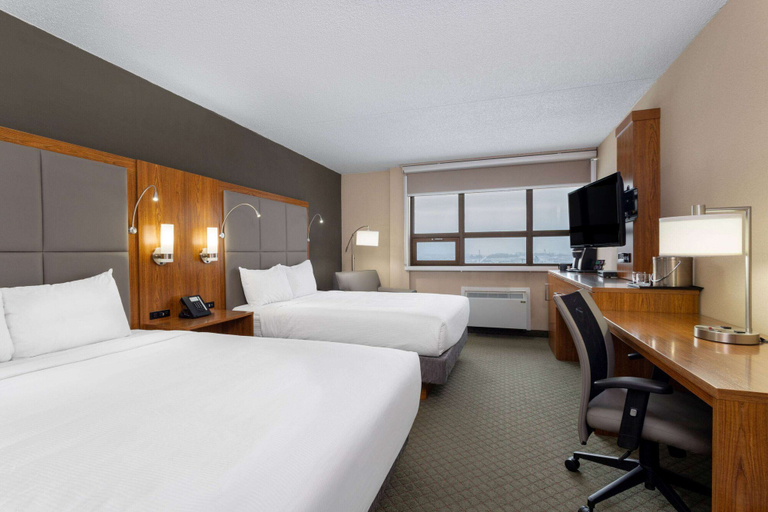 Bedroom 3, Ramada by Wyndham Northern Grand Hotel & Conference Centre, Peace River