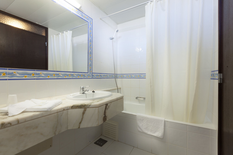 Bathroom 4, Auramar Beach Resort, Albufeira