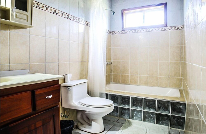 Bathroom 5, Foster's West Bay Resort, Roatán