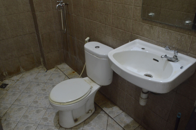 Bathroom 3, Hotel O Wisma Nusantara Near SD GMIM Wiau Lapi, South Minahasa