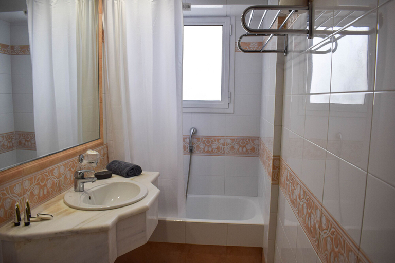Bathroom 4, Savoy, Attica