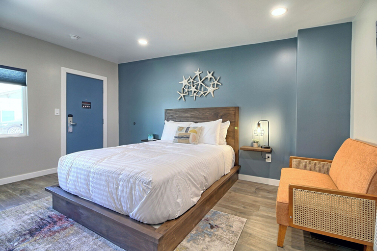 Bedroom 3, White Caps Motel, Ventura