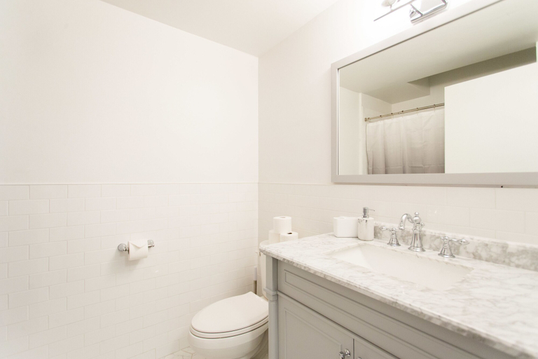 Bathroom 3, The Sherbrooke Suites, Montréal