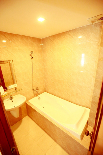 Bathroom 5, Xuan Hung Hotel, Da Nang