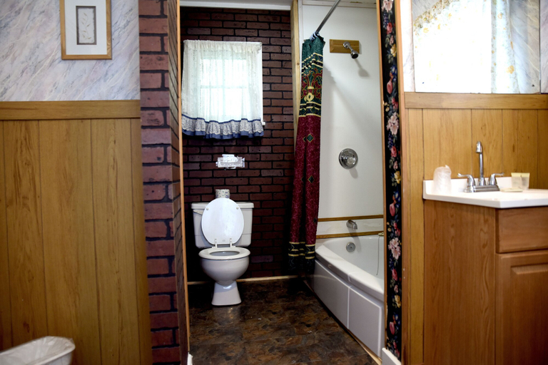 Bathroom 4, Gateway Inn, Pierce