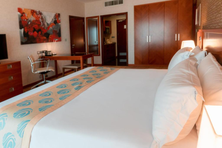 Bedroom 5, Holiday Inn SUITES KUWAIT SALMIYA by IHG, Salmiya