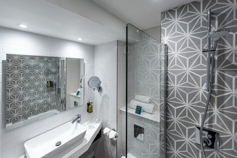 Bathroom 2, Holiday Inn MANCHESTER - OLDHAM by IHG, Oldham