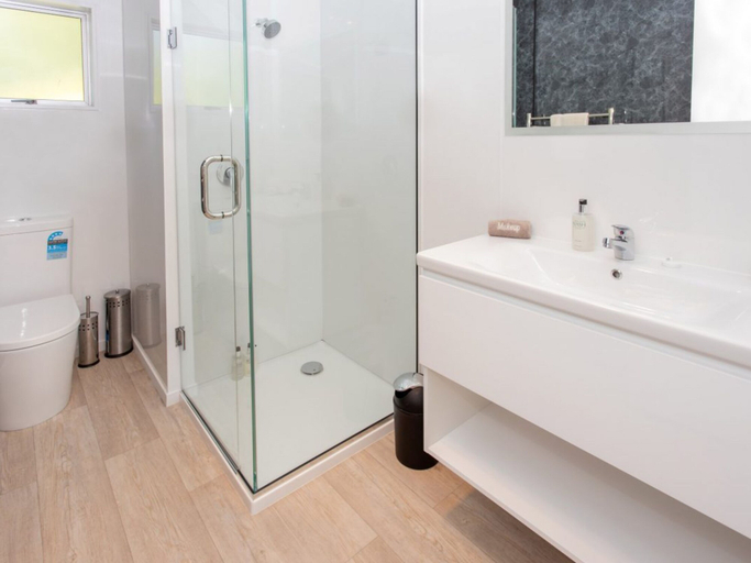Bathroom 3, Motueka TOP 10 Holiday Park, Tasman