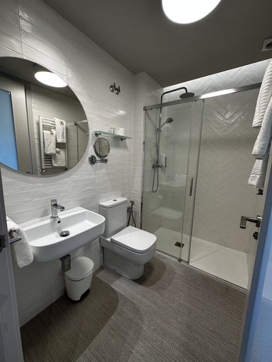 Bathroom 5, Hotel San Luis, Pontevedra